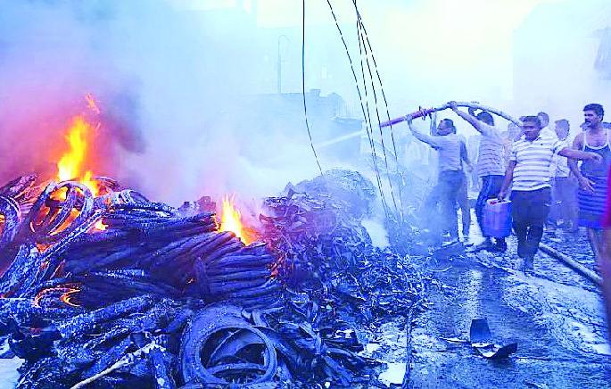 Two houses with shops to fire | दुकानासह दोन घरांना आग