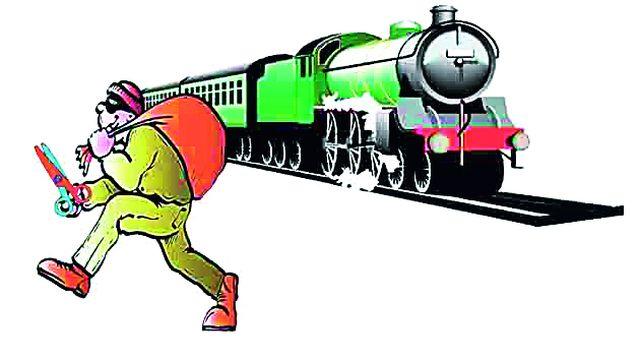 The pilgrims have been arrested in connection with theft | रेल्वे गाड्यात चोरीच्या घटनांनी प्रवासी हैराण