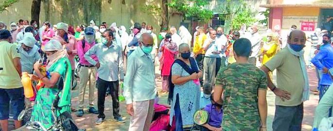 Queues for vaccinations since morning, huge crowds at centers | लसीकरणासाठी सकाळपासूनच रांगा, केंद्रांवर तुडुंब गर्दी