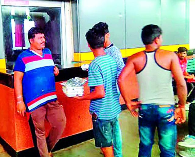 Cocktails, rats and bribe in the train lunch in Badnera | बडनेऱ्यात रेल्वे भोजनालयात झुरळ, उंदीर अन् घूस