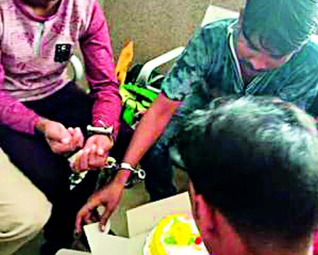 The berth day of the accused accused in a court room | न्यायालयाच्या प्रतीक्षालयात आरोपीचा बर्थ डे साजरा