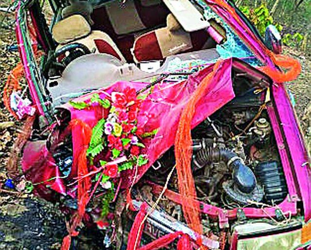 Charchaki got down, six injured | चारचाकी उलटली, सहा जखमी Charchaki got down, six injured | चारचाकी उलटली, सहा जखमी