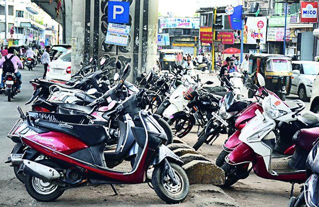 The plunder of the citizens in the name of Pay and Park | पे अँड पार्कच्या नावावर नागरिकांची लूट