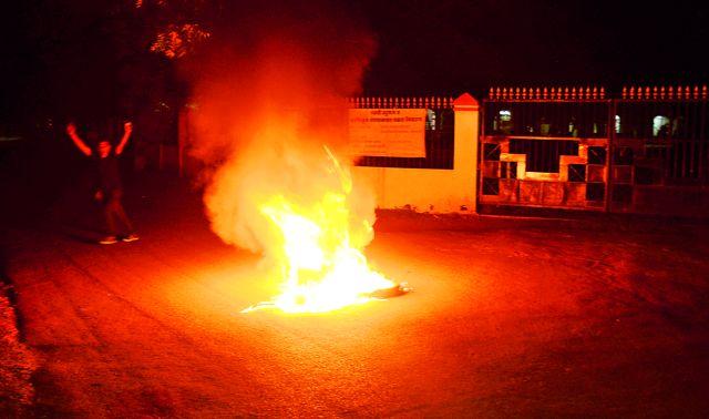Tires in the night at the Collector's office | जिल्हाधिकारी कार्यालय परिसरात रात्री जाळले टायर