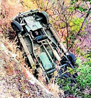 The jeep fell in the jeep of Bhilchadhe | भिलखेडनजीक जीप दरीत कोसळली The jeep fell in the jeep of Bhilchadhe | भिलखेडनजीक जीप दरीत कोसळली