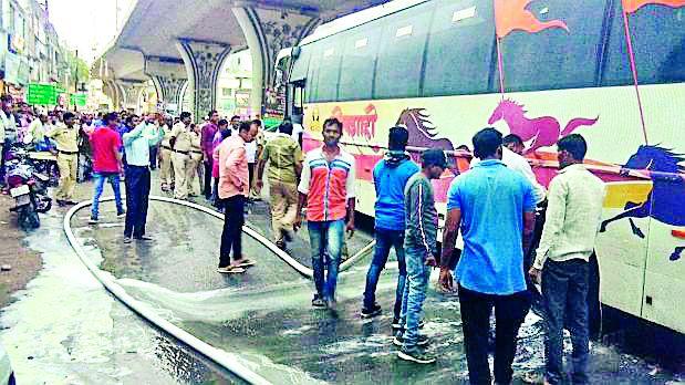 Smoke from Shivshahi bus | शिवशाही बसमधून निघाला धूर Smoke from Shivshahi bus | शिवशाही बसमधून निघाला धूर