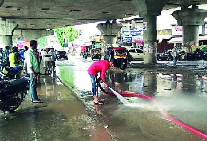 Pansek bike ride under Rajpath flight bridge | राजापेठ उड्डाणपुलाखाली घसरल्या पन्नासेक दुचाकी