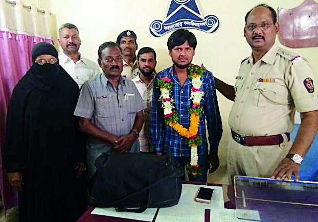 The 'travel' jewelery made by the automaker, cash back | ‘त्या’ आॅटोचालकाने केले प्रवासांचे दागिने, रोख परत