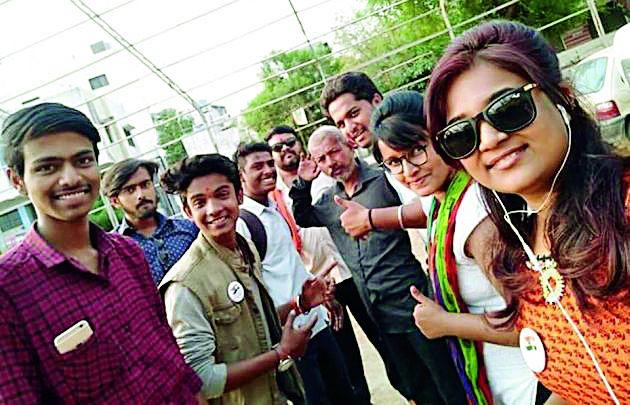 The family got a wanderer for decades | दशकापासून भटकंती करणाऱ्याला मिळाले कुटुंब The family got a wanderer for decades | दशकापासून भटकंती करणाऱ्याला मिळाले कुटुंब