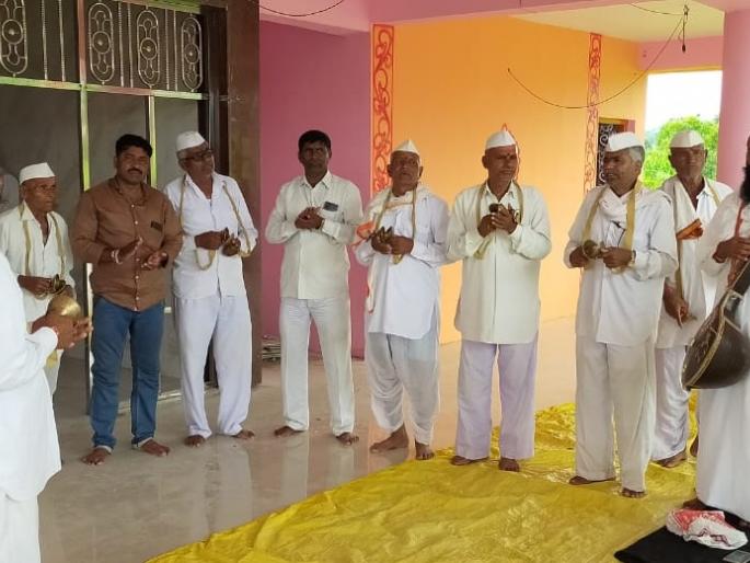 Bhajans, abhangas filled the Ram temple premises of Nandin | भजन, अभंगांनी गजबजला नांदीनचा राम मंदिर परिसर Bhajans, abhangas filled the Ram temple premises of Nandin | भजन, अभंगांनी गजबजला नांदीनचा राम मंदिर परिसर