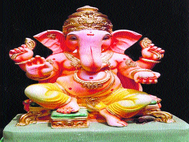 This time the idol of Bappa is not bigger than three feet! | यंदा बाप्पाची मूर्ती तीन फुटांपेक्षा मोठी नाही ! This time the idol of Bappa is not bigger than three feet! | यंदा बाप्पाची मूर्ती तीन फुटांपेक्षा मोठी नाही !
