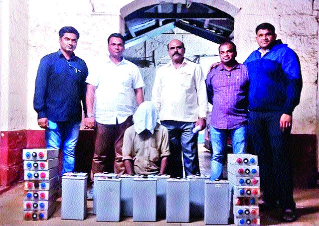 Mobile towel bat thief | मोबाइल टॉवरच्या बॅटºया चोरणारा गजाआड Mobile towel bat thief | मोबाइल टॉवरच्या बॅटºया चोरणारा गजाआड