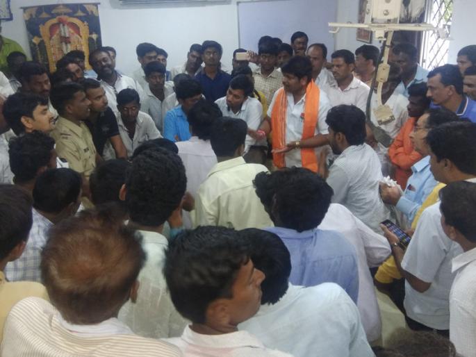 The officials of Majlgaon area have gone for tired sugarcane bills | थकित ऊस बिलासाठी माजलगावात अधिकाऱ्यांना कोंडले The officials of Majlgaon area have gone for tired sugarcane bills | थकित ऊस बिलासाठी माजलगावात अधिकाऱ्यांना कोंडले