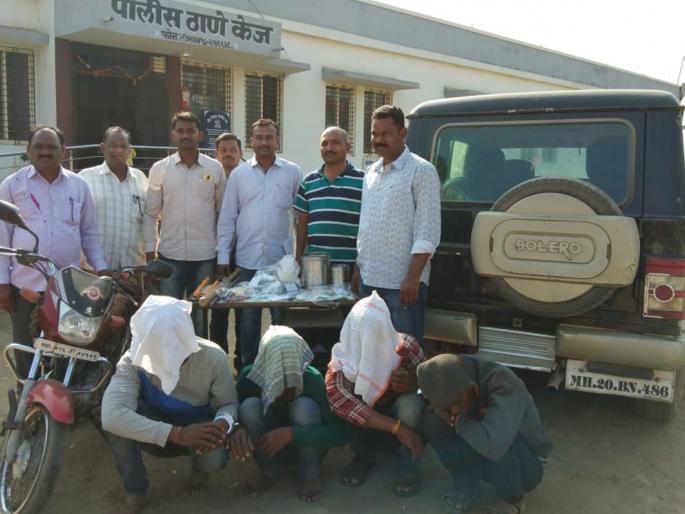 police arrested dacoit gang | दरोडा टाकून पसार होणाऱ्या टोळीच्या आवळल्या मुसक्या police arrested dacoit gang | दरोडा टाकून पसार होणाऱ्या टोळीच्या आवळल्या मुसक्या