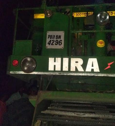 Harvester's machine smashed and smashed the salve | हार्वेस्टरचे यंत्र सुटून सालगडी चिरडला Harvester's machine smashed and smashed the salve | हार्वेस्टरचे यंत्र सुटून सालगडी चिरडला