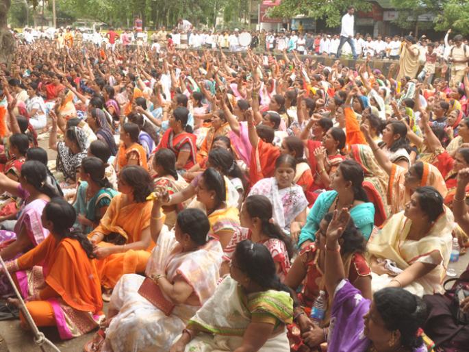 Ranaragani's attack on the government for the Maratha attack in Beed | मराठा आरक्षणासाठी बीडमध्ये रणरागिणींचा सरकारवर हल्लाबोल Ranaragani's attack on the government for the Maratha attack in Beed | मराठा आरक्षणासाठी बीडमध्ये रणरागिणींचा सरकारवर हल्लाबोल