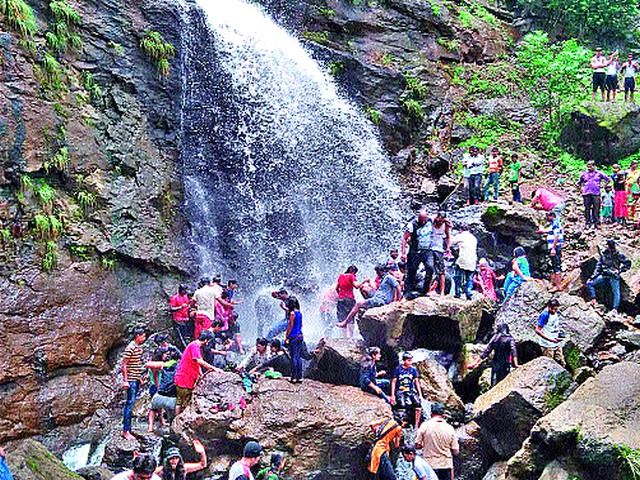 Tourism ban in lockdown only on paper! | लॉकडाऊनमधील पर्यटनबंदी केवळ कागदावरच!