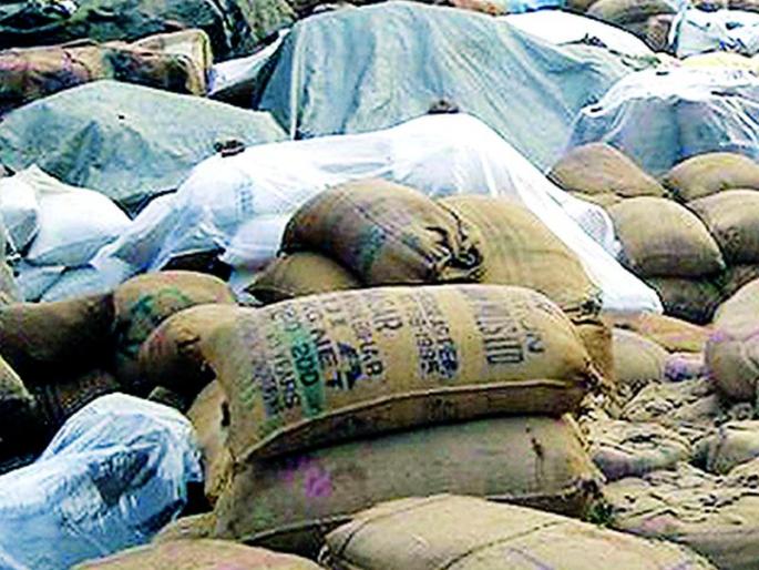 Thousands of quintals of paddy fell on the center due to lack of godown | गोडाऊनअभावी हजारो क्विंटल धान केंद्रावर पडून
