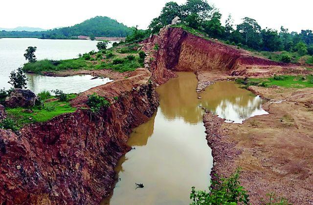 In charge, the responsibility of the irrigation project on shoulders | प्रभारींच्या खांद्यावर सिंचन प्रकल्पाचा कारभार