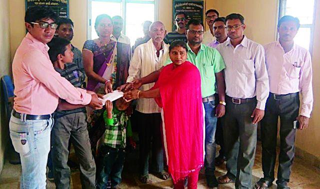 Helping the family members of the deceased | मृत पावलेल्या कर्मचाऱ्यांच्या कुटुंबीयाला मदतीचा हात