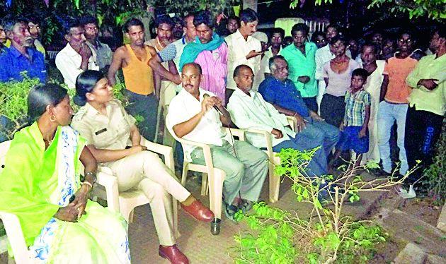 The villagers blocked the tractor of the corporation | ग्रामस्थांनी अडविला महामंडळाचा ट्रॅक्टर The villagers blocked the tractor of the corporation | ग्रामस्थांनी अडविला महामंडळाचा ट्रॅक्टर