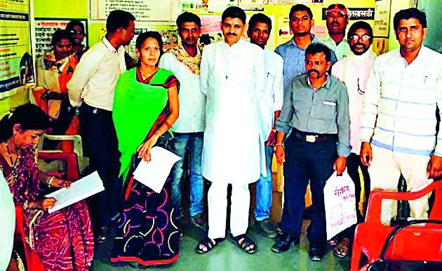 Devadi's health center in the wind | देव्हाडीतील आरोग्य केंद्र वाऱ्यावर Devadi's health center in the wind | देव्हाडीतील आरोग्य केंद्र वाऱ्यावर