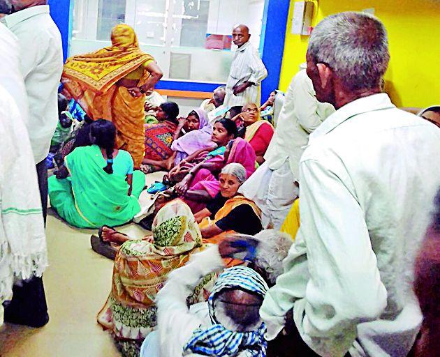 Clerk's arbitrary operation on the whimsy | लिपीकाचा मनमानी कारभार चव्हाट्यावर Clerk's arbitrary operation on the whimsy | लिपीकाचा मनमानी कारभार चव्हाट्यावर