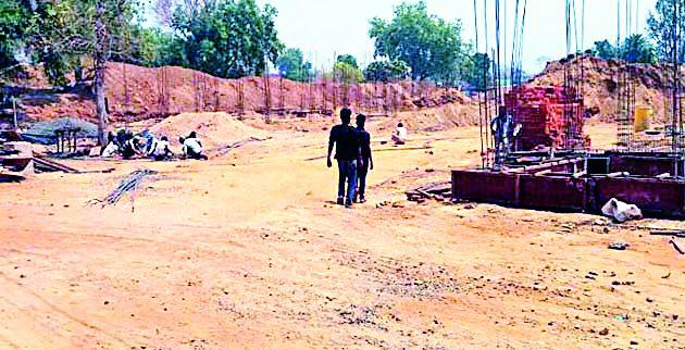 Workers migrated from localities | स्थानिकांना डावलून परप्रांतीयांना काम