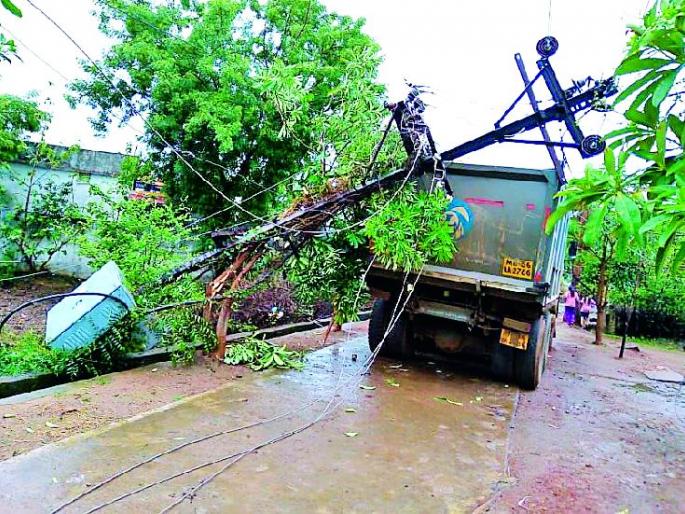 Lightning hit Rhenepar at Tippar | रेंगेपार येथे वीज रोहित्राला टिप्परची धडक Lightning hit Rhenepar at Tippar | रेंगेपार येथे वीज रोहित्राला टिप्परची धडक