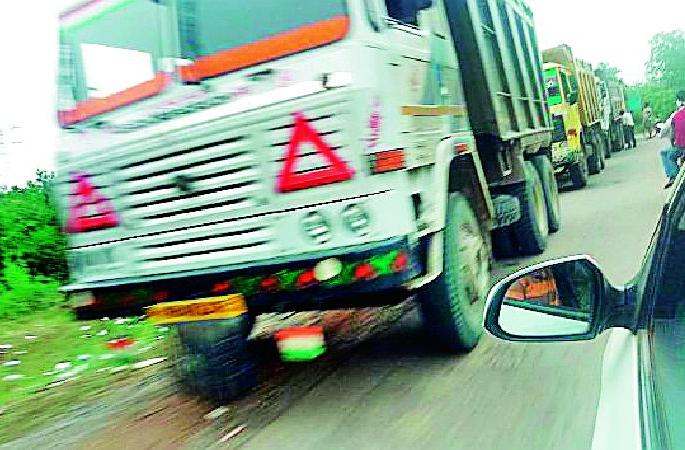 Billions of rupees in sand smuggling in the district | जिल्ह्यात रेती तस्करीत कोट्यवधीची उलाढाल Billions of rupees in sand smuggling in the district | जिल्ह्यात रेती तस्करीत कोट्यवधीची उलाढाल