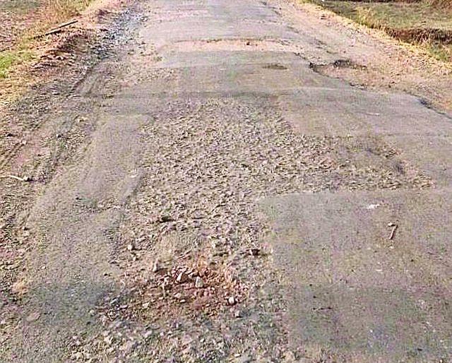 Waiting for dashing after seven decades | सात दशकानंतरही डांबरीकरणाची प्रतीक्षा Waiting for dashing after seven decades | सात दशकानंतरही डांबरीकरणाची प्रतीक्षा