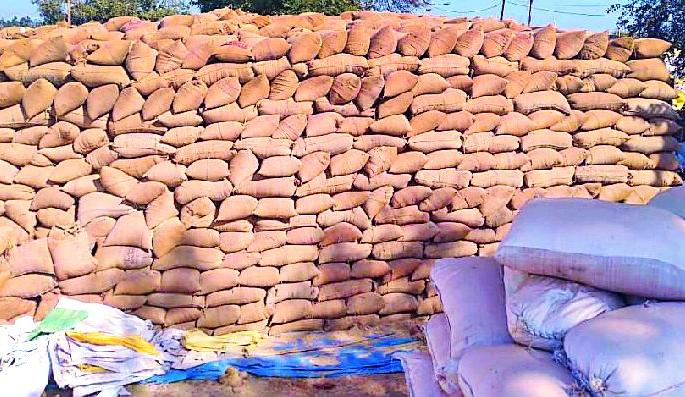The purchase of paddy in Murmadi | मुरमाडीत धान खरेदी बंद