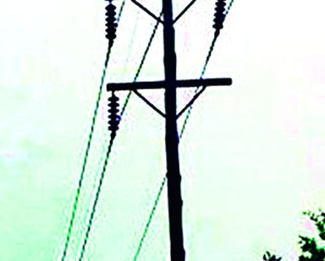 Pillar collapsed; 26 villages in the dark | खांब कोसळला; २६ गावे अंधारात Pillar collapsed; 26 villages in the dark | खांब कोसळला; २६ गावे अंधारात