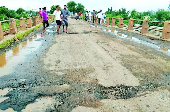 ‘He’ is dangerous for bridge traffic | ‘तो’ पूल वाहतुकीसाठी धोकादायक ‘He’ is dangerous for bridge traffic | ‘तो’ पूल वाहतुकीसाठी धोकादायक