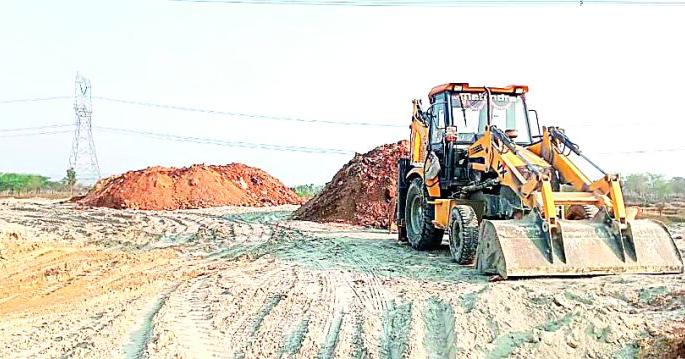 Use of ash for filling ditches in forest area | वनविभागाच्या जागेतील खड्डे बुजविण्याकरिता राखेचा वापर Use of ash for filling ditches in forest area | वनविभागाच्या जागेतील खड्डे बुजविण्याकरिता राखेचा वापर