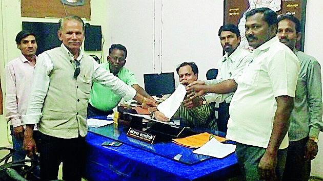 Give a compensation of 40 thousand hectare | हेक्टरी रू ४० हजार भरपाई द्या Give a compensation of 40 thousand hectare | हेक्टरी रू ४० हजार भरपाई द्या