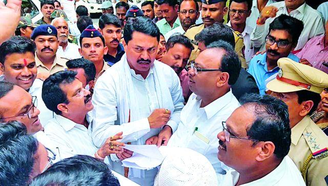 Congress guarded the guardian minister | काँग्रेसचा पालकमंत्र्यांना घेराव Congress guarded the guardian minister | काँग्रेसचा पालकमंत्र्यांना घेराव