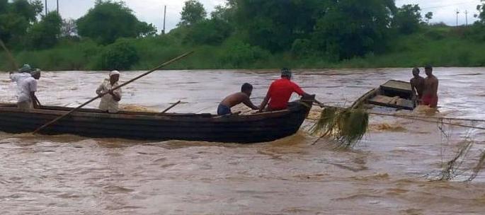 11 rescued in Chulband river in Bhandara district | भंडारा जिल्ह्यात चुलबंद नदीत अडकलेल्या ११ जणांची सुखरूप सुटका