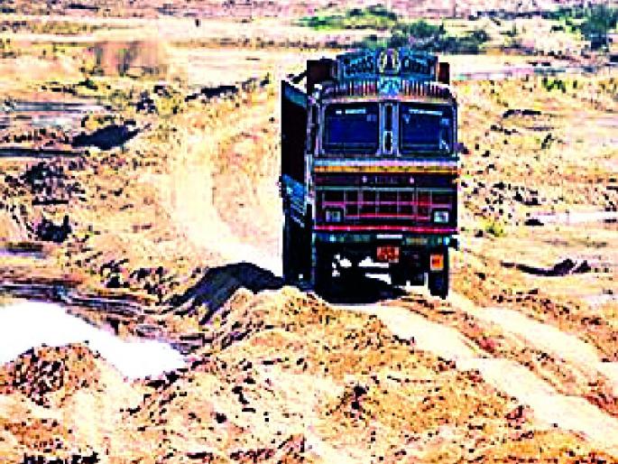 Under the name of the house kulkha sandy thieves | घरकुलाच्या नावाखाली आता रेती चोरी Under the name of the house kulkha sandy thieves | घरकुलाच्या नावाखाली आता रेती चोरी