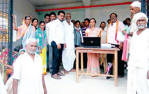 Tarunai's initiative for loan forgiveness application | कर्जमाफी अर्जाकरिता तरूणाईचा पुढाकार Tarunai's initiative for loan forgiveness application | कर्जमाफी अर्जाकरिता तरूणाईचा पुढाकार