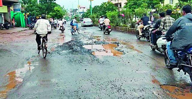The main road of your life is fatal | तुमसरातील मुख्य रस्ता जीवघेणा