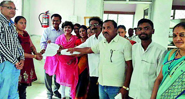 Otherwise, we will give ministers names to the potholes in our pits | अन्यथा तुमसरातील खड्ड्यांना मंत्र्यांची नावे देऊ Otherwise, we will give ministers names to the potholes in our pits | अन्यथा तुमसरातील खड्ड्यांना मंत्र्यांची नावे देऊ