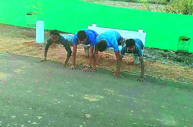 'Morning walk' of villagers on the streets of Pandan | पांदन रस्त्यांवर ग्रामस्थांचा ‘मॉर्निंग वॉक’ 'Morning walk' of villagers on the streets of Pandan | पांदन रस्त्यांवर ग्रामस्थांचा ‘मॉर्निंग वॉक’