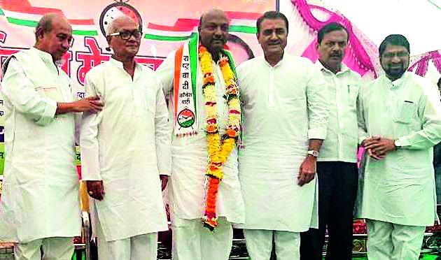 MLAs-MPs remain missing despite development | आमदार-खासदार राहूनही विकास बेपत्ता MLAs-MPs remain missing despite development | आमदार-खासदार राहूनही विकास बेपत्ता