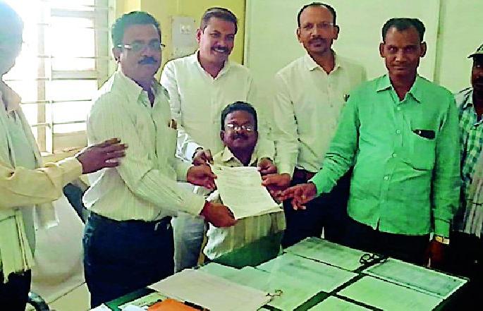 Lakhandur-Sakoli highway passes away | लाखांदूर-साकोली राज्यमार्ग उठला प्रवाशांच्या जीवावर Lakhandur-Sakoli highway passes away | लाखांदूर-साकोली राज्यमार्ग उठला प्रवाशांच्या जीवावर