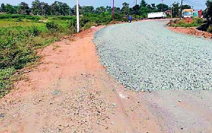 Manegaon-Palandur road construction jam | मानेगाव-पालांदूर रस्ता बांधकाम ठप्प Manegaon-Palandur road construction jam | मानेगाव-पालांदूर रस्ता बांधकाम ठप्प