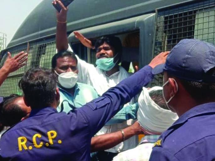 Block the path of Vanchit Bahujan Aaghadi for cancellation of lockdown | लॉकडाऊन रद्दसाठी वंचित बहुजन आघाडीचा रास्ता रोको