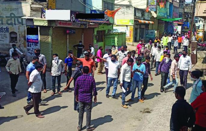 Traders in buldhana district oppose lockdown | बुलडाणा जिल्ह्यात लाॅकडाऊनला व्यापाऱ्यांचा विरोध Traders in buldhana district oppose lockdown | बुलडाणा जिल्ह्यात लाॅकडाऊनला व्यापाऱ्यांचा विरोध