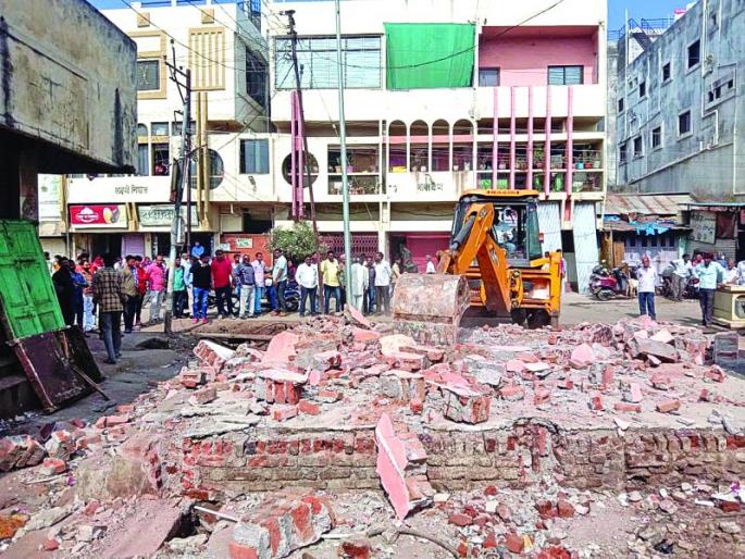 'JCB' on incrochments in Buldana city | बुलडाणा शहरातील अतिक्रमणावर चालला ‘जेसीबी’ 'JCB' on incrochments in Buldana city | बुलडाणा शहरातील अतिक्रमणावर चालला ‘जेसीबी’
