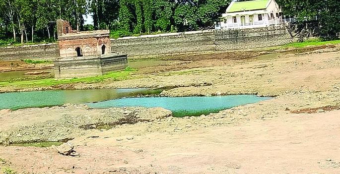 The Chandni lake in Sindhkhed Raja is dry | सिंदखेड राजातील चांदणी तलाव कोरडा